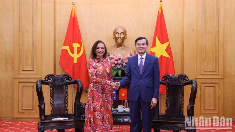 Politburo member, President of the Ho Chi Minh National Academy of Politics Doan Minh Huan (R) receives MP Anne Aly, Australian Minister for Small Business, Minister for International Development, and Minister for Multicultural Affairs in Ha Noi on July 28. (Photo: nhandan.vn)