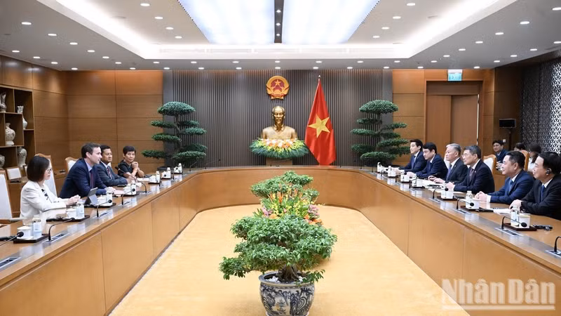 An overview of the meeting between Prime Minister Le Minh Hung and Jochen Schmittmann, outgoing IMF Regional Resident Representative for Cambodia, Laos and Viet Nam, and Fazurin Jamaludin, who will assume the position of IMF Regional Resident Representative for Viet Nam and Laos on August 23. (Photo: nhandan.vn)