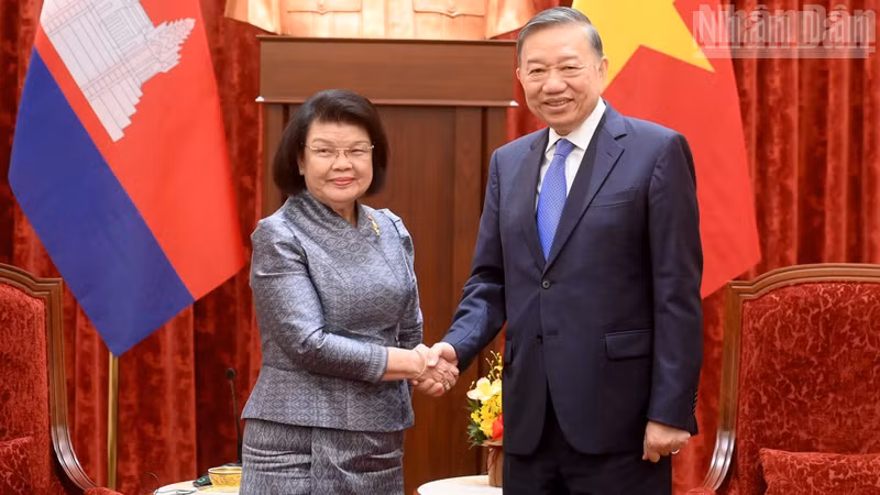 Party General Secretary and State President To Lam receives Cambodian National Assembly President Samdech Khuon Sudary.