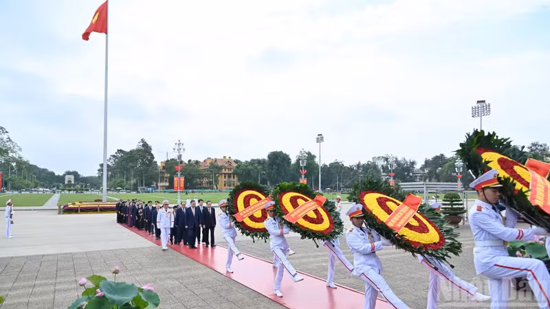 Incumbent and former Party and State leaders pay tribute to President Ho Chi Minh at his mausoleum in Ha Noi on May 19, 2026. (Photo: nhandan.vn)