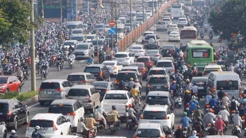 Vehicles crowd national highways leading into Ho Chi Minh City. (Photo: THE ANH)