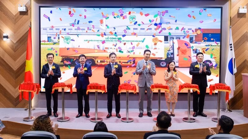 Representatives of C.P. Viet Nam, the Ministry of Agriculture and Environment, the Embassy of the Republic of Korea (RoK) in Viet Nam and the Animal Husbandry Association of Viet Nam attend a ceremony marking the export of the country’s first shipment of processed chicken to the RoK. (Photo: C.P. Viet Nam)