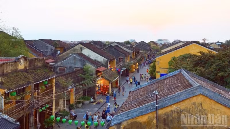 Convenient pedestrian spaces with thousands of preserved ancient houses in Hoi An.