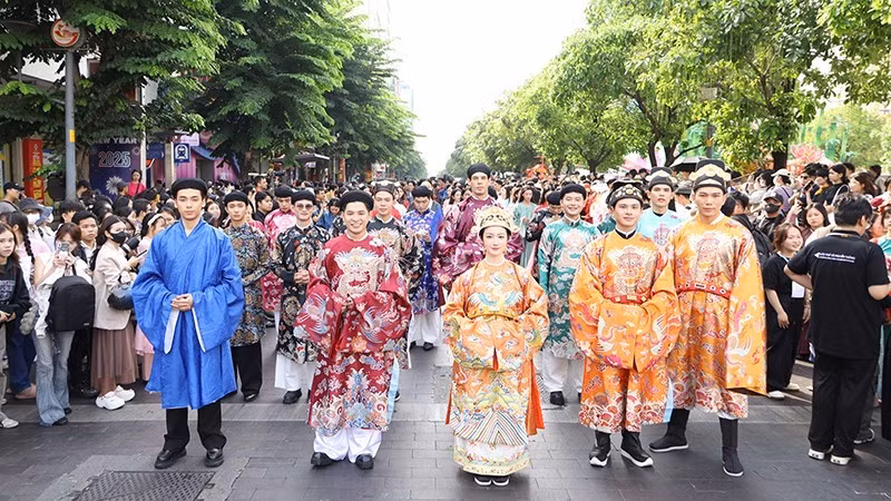 The ao dai parade at the 11th Ho Chi Minh City Ao Dai Festival in 2025. (Photo: LINH BAO)