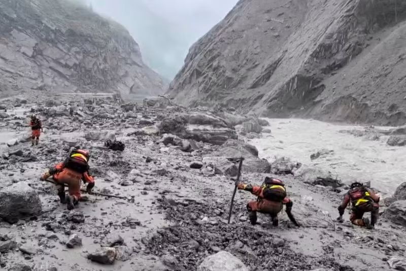 Rescue workers operate at a site devastated by flash floods and landslides in Tibet Autonomous Region, China, on August 29, 2026 (Photo: Xinhua/VNA)