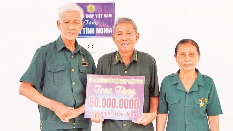 Former youth volunteers Nguyen Xuan Thanh and his wife receive a solidarity house. (Photo: PHAM HANH)