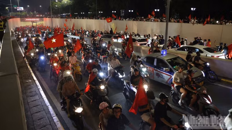 Large crowds celebrate the victory. (Photo: The Dai)