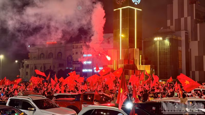 Quang Ninh residents take to the streets to celebrate the Vietnamese team's victory. (Photo: Quang Tho)