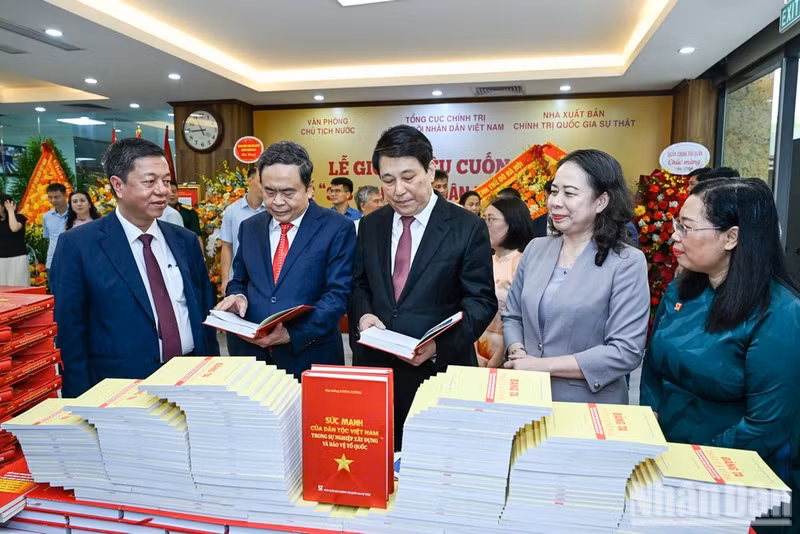 President of the National Assembly Tran Thanh Man ( second, from left) and General Luong Cuong, former Politburo Member and former President at the book launch. (Photo: nhandan.vn)