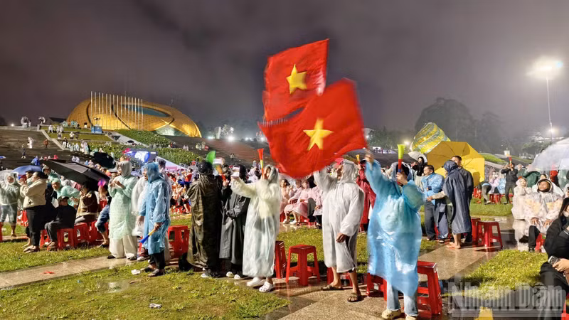 Fans in Da Lat, Lam Dong Province, brave the rain to cheer on the team. (Photo: Mai Van Bao)