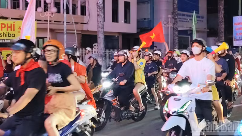 Fans flood Ly Thuong Kiet Street in Cao Lanh Ward, Dong Thap Province, cheering and celebrating as Viet Nam win the championship. (Photo: Huu Nghia)