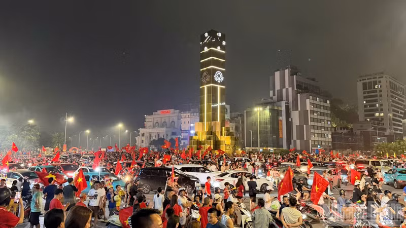 The national flag brightens streets across Quang Ninh. (Photo: Quang Tho)
