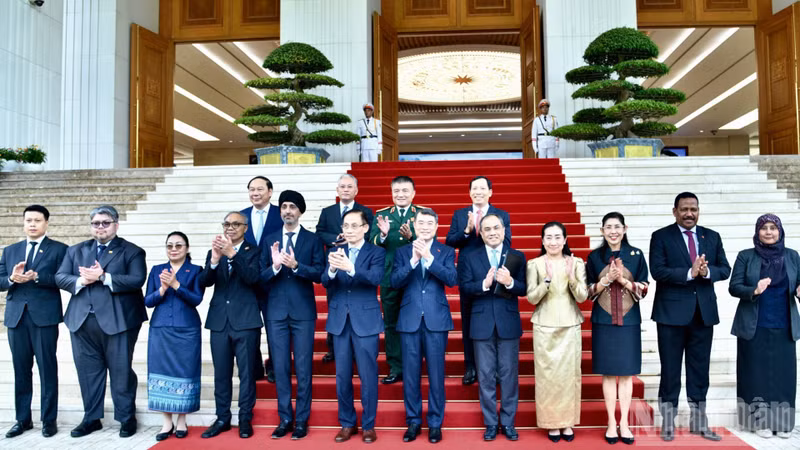 PM Le Minh Hung (front, seventh from left), ASEAN diplomats and officials at the meeting in Ha Noi on August 27 (Photo: nhandan.vn)