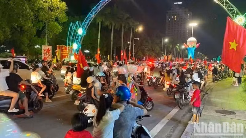 Residents pour onto Hung Vuong Street in the centre of Lang Son Province to celebrate the Vietnamese team's victory. (Photo: Le Quoc Dat)