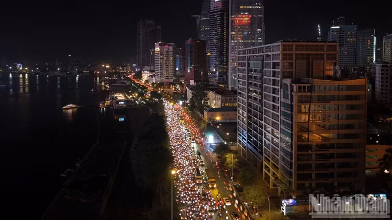 Huge crowds of fans pack the streets. (Photo: The Anh)