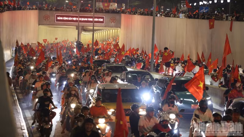 Crowds of fans fill the streets. (Photo: The Dai)