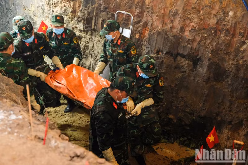 Search teams recover the remains of fallen soldiers during a ceremony to launch the search and repatriation of fallen soldiers’ remains at Le Thi Rieng Park, Ho Chi Minh City, on July 6, 2026. (Photo: nhandan.vn)