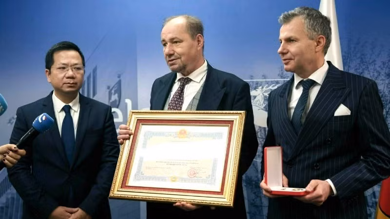 Professor Bartlomiej Kwiatkowski, son of the late architect Kazimierz Kwiatkowski, shares his emotions at the ceremony. (Photo: The Embassy of Viet Nam in Poland)