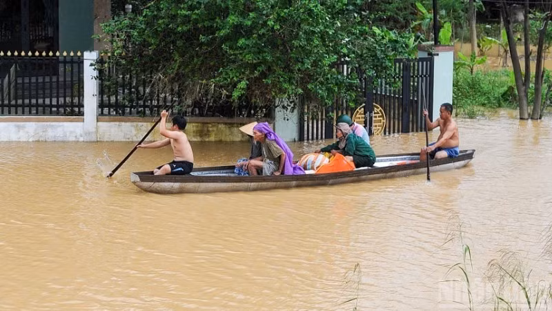 Residents in Dai Loc Commune travel by boat due to flooding. (Photo: CONG VINH)