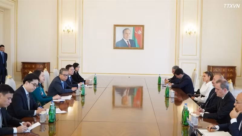 Vietnamese Vice President Vo Thi Anh Xuan holds talks with Azerbaijani President Ilham Aliyev and First Vice President Mehriban Aliyeva in Baku on October 14. (Photo: VNA)