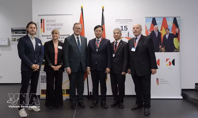 Le Quoc Phong, Member of the Party Central Committee and Standing Deputy Secretary of the Ho Chi Minh City Party Committee (third, from right) and Bodo Ramelow, Vice President of the German Bundestag (third, from left). (Photo: VNA)