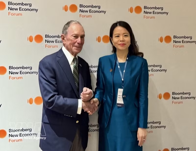 Deputy Minister of Foreign Affairs Nguyen Minh Hang (right) meets with Michael Bloomberg, founder of Bloomberg within the framework of 8th Bloomberg New Economy Forum (Photo: VNA)