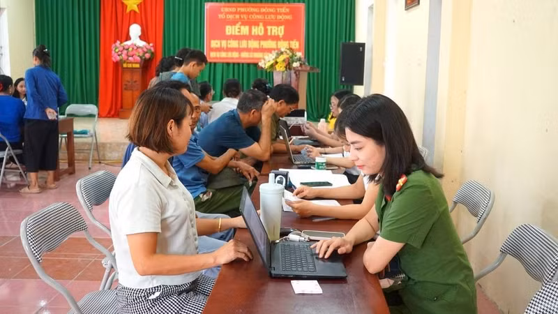 Officials of Dong Tien Ward, Thanh Hoa Province, implement the “Mobile Public Services” model to assist people and businesses in carrying out administrative procedures. (Photo: DONG TIEN)