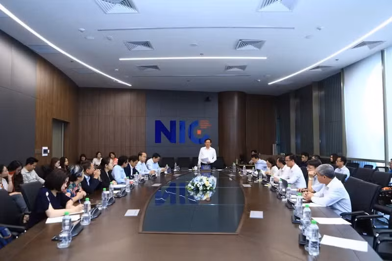 Deputy Prime Minister Ho Quoc Dung visits and works with the Viet Nam National Innovation Centre.