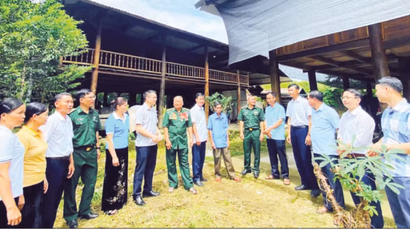 Officials of Hua Bum Commune and Lai Chau Border Guard officers exchanging experiences with local people in building new-style rural communes.