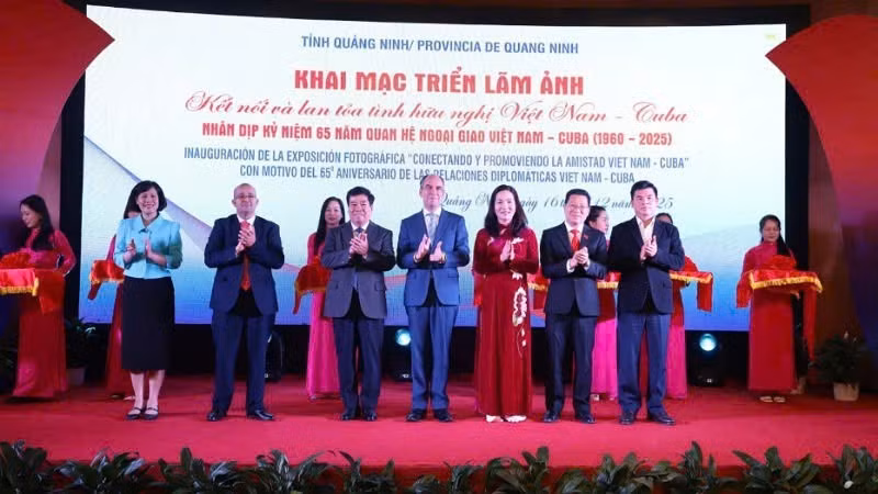 Delegates cut the ribbon to inaugurate the photo exhibition “Connecting and spreading Viet Nam–Cuba friendship.”