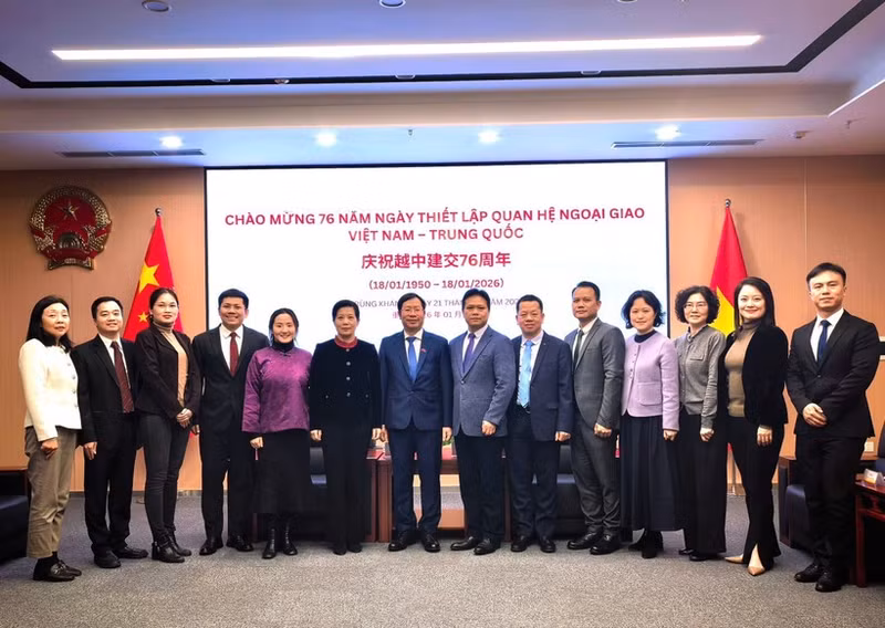 Participants pose for a group photo at the ceremony to mark the 76th founding anniversary of the diplomatic relations between Viet Nam and China in Chongqing. (Photo: VNA)