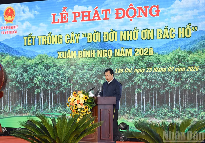 Secretary of the Lao Cai Provincial Party Committee Trinh Viet Hung delivers remarks at the ceremony.