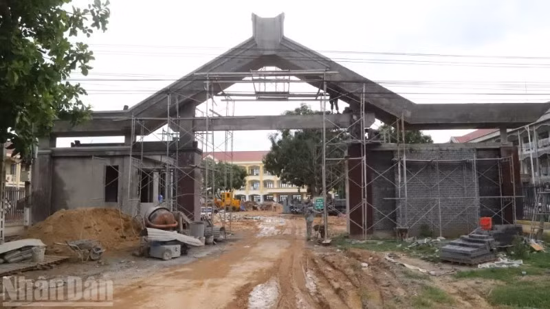 The entrance to the inter-level boarding school providing primary and lower secondary education in Ia Lop Border Commune, Dak Lak Province, is under construction.