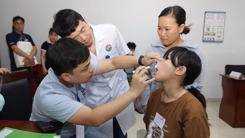Medical staff from Viet Nam–Cuba Friendship Hospital conduct screening examinations for children as part of the programme.