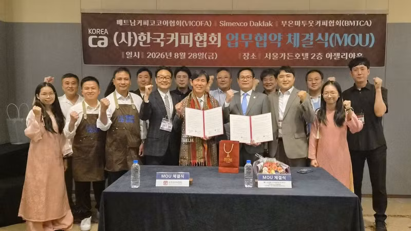 Representatives of the four organisations — the Korea Coffee Association, the Viet Nam Coffee-Cocoa Association, the Buon Ma Thuot Coffee Association, and Simexco Dak Lak — at the signing ceremony.