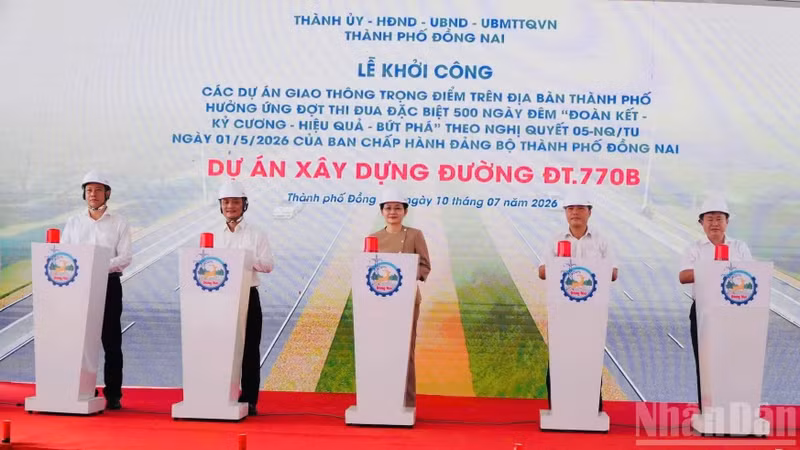 Leaders of the Dong Nai City Party Committee, the Dong Nai City People's Committee and other delegates perform the groundbreaking ceremony for the DT770B road project.