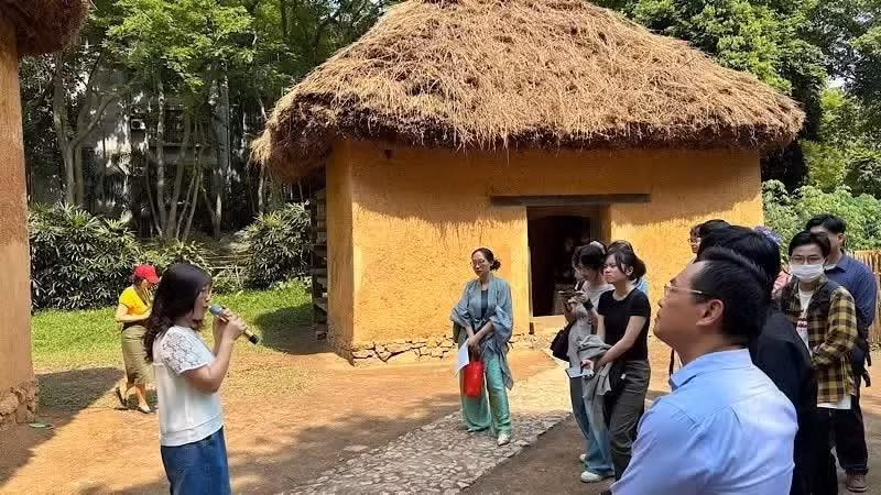 Visitors explore a Ha Nhi house at the Viet Nam Museum of Ethnology. (Photo: THANH DUNG)