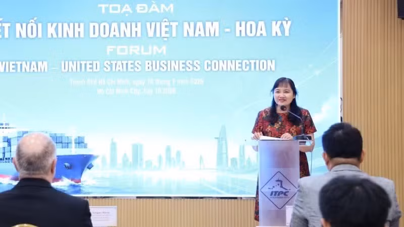 Cao Thi Phi Van, Deputy Director of the Ho Chi Minh City Investment and Trade Promotion Centre, speaks at the seminar.