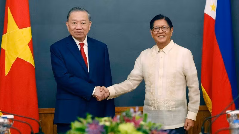 General Secretary of the Communist Party of Viet Nam (CPV) Central Committee and State President To Lam (left) meets with Philippine President Ferdinand Romualdez Marcos Jr. during his visit to the Philippines in June 2026 (Photo: VNA)