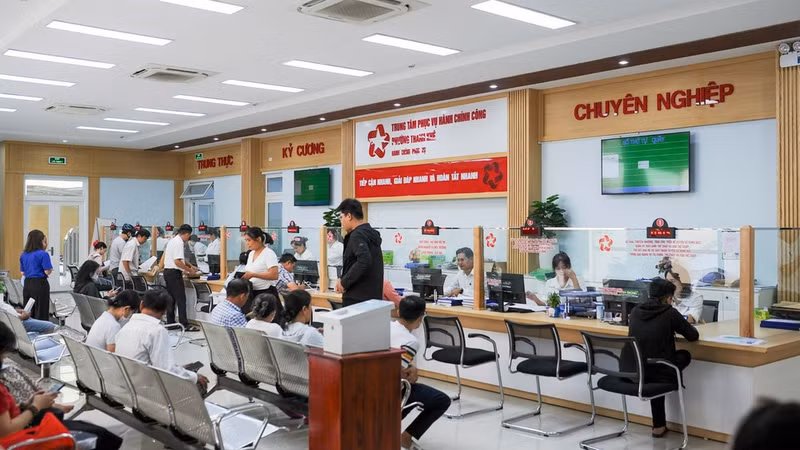 People carry out administrative procedures at the Public Administration Service Centre of Ngu Hanh Son Ward, Da Nang City. (Photo: CONG VINH)
