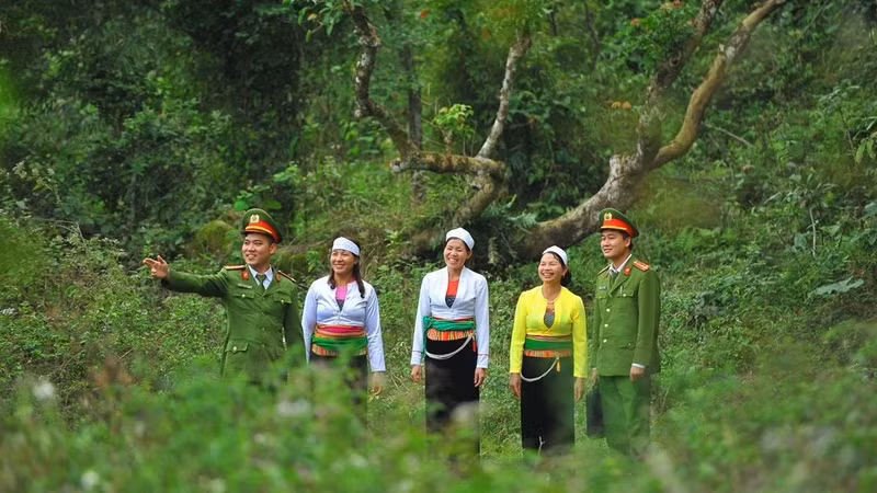 People's Public Security officers patrol local areas alongside ethnic minority residents. (Photo: VNA)