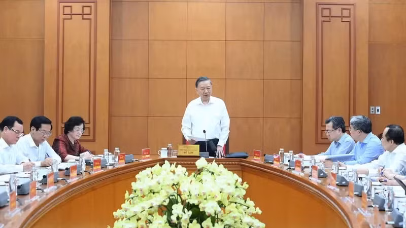 An overview of the working session on improving workforce quality, creating sustainable employment and developing human resources to meet the country's new development requirements. (Photo: nhandan.vn)