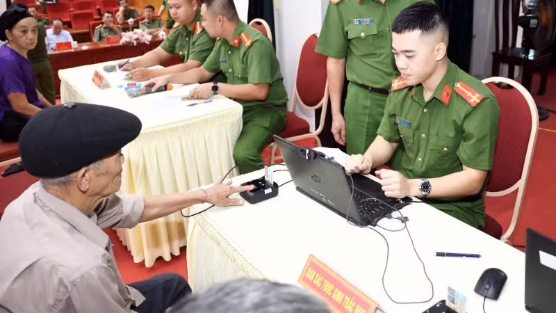 Relatives of fallen soldiers verify information at a DNA sampling site run by Tuyen Quang Provincial Public Security. (Photo: DUC THANG)