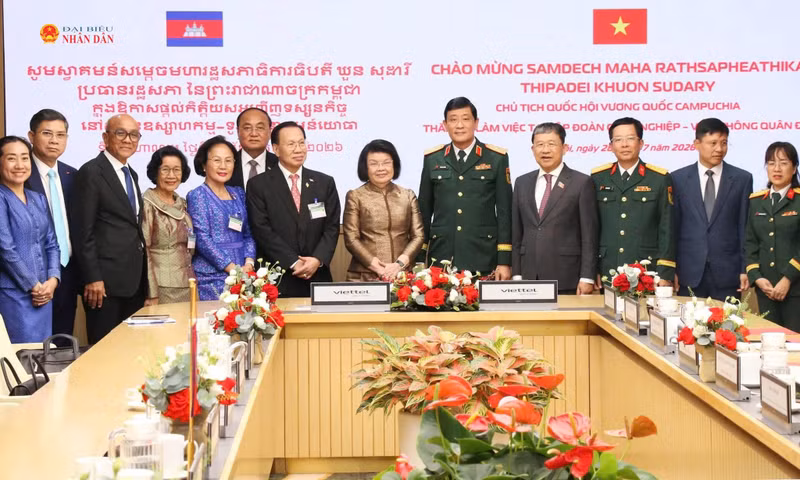 President of the Cambodian National Assembly Samdech Khuon Sudary visits the Viettel Military Industry and Telecoms Group (Viettel) on July 28. (Photo: daibieunhandan.vn)