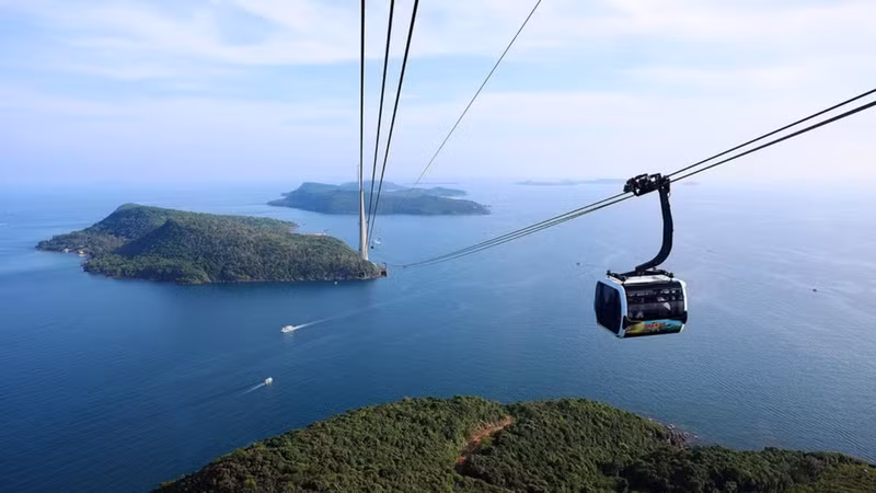 Cable car to Hon Thom Island in Phu Quoc — one of the islands rated by Expedia as one of the world's most outstanding in 2026. (Photo: VNA)