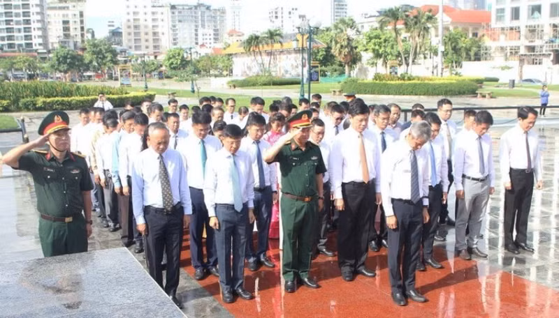 Delegates observe a minute of silence in tribute to fallen heroes at the Cambodia–Viet Nam Friendship Monument in Phnom Penh. (Photo: VNA)