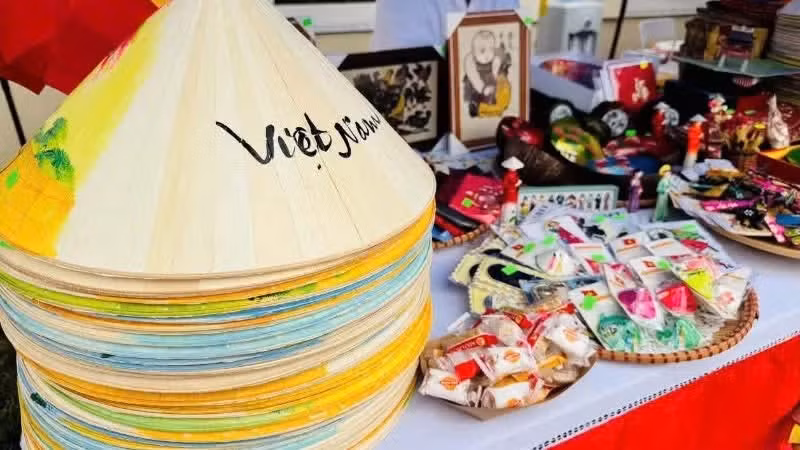 An exhibition area displaying traditional Vietnamese handicrafts. (Photo: Embassy of Viet Nam in Slovakia)