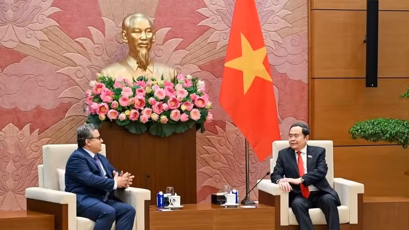 National Assembly Chairman Tran Thanh Man (R) receives Palestinian Ambassador to Viet Nam Saadi Salama. (Photo: nhandan.vn)