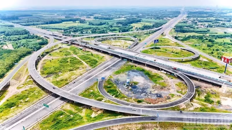 Long Thanh interchange connecting the Ho Chi Minh City-Long Thanh-Dau Giay Expressway, the Bien Hoa-Vung Tau Expressway, and the T1 and T2 roads of Long Thanh Airport in Long Thanh Ward.