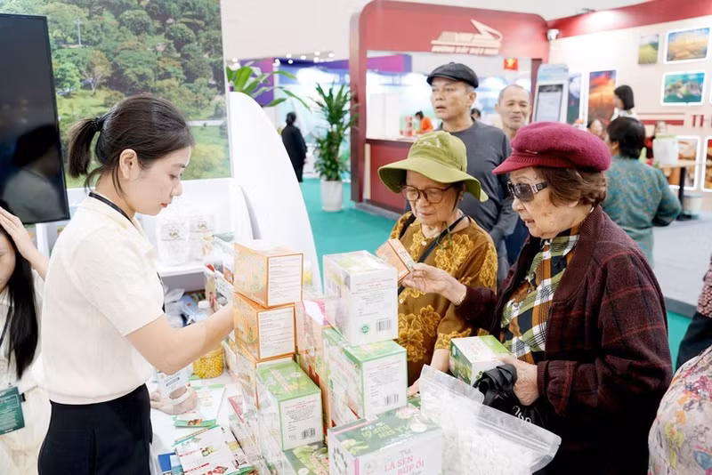Agricultural cooperatives introduce their products at a trade fair. Photo: NAM NGUYEN